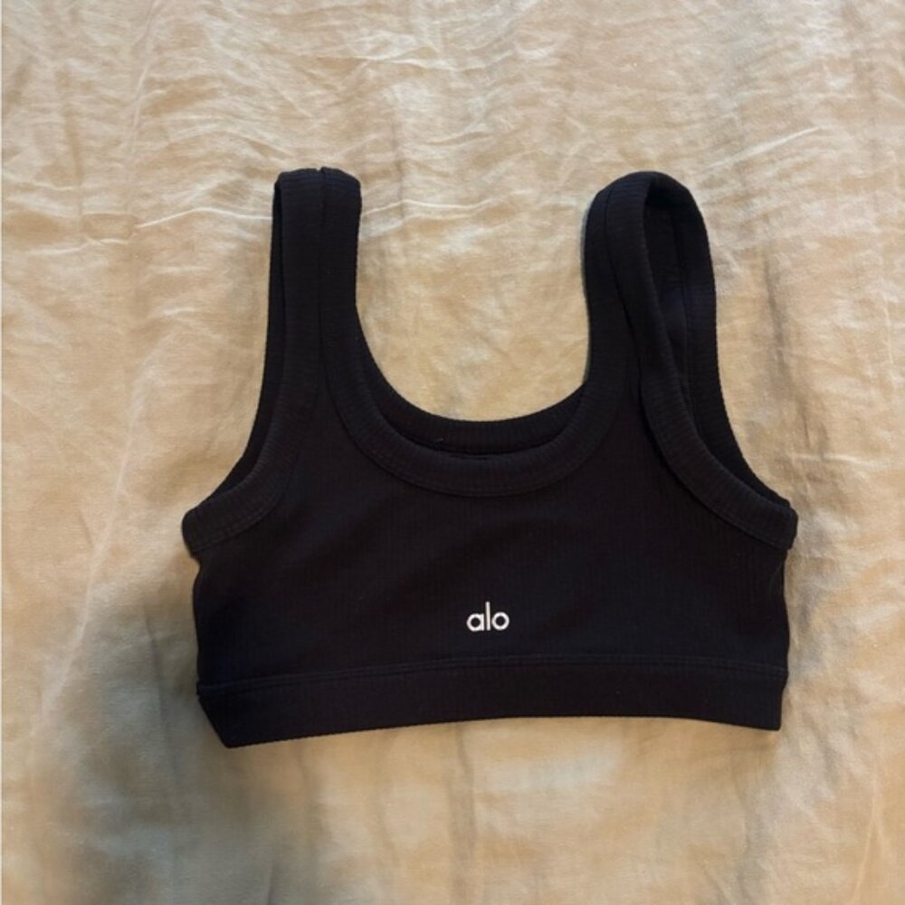 Alo yoga wellness sports bra in black - size small